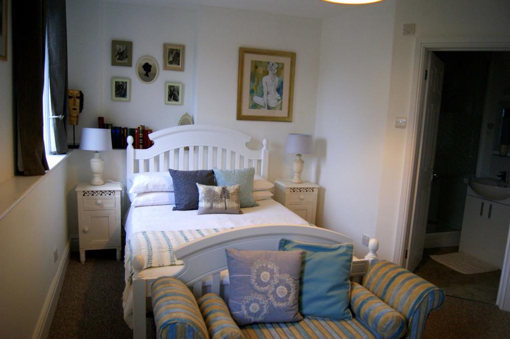 Sunset Guest House Hunstanton Buitenkant foto A bedroom in a typical B&B