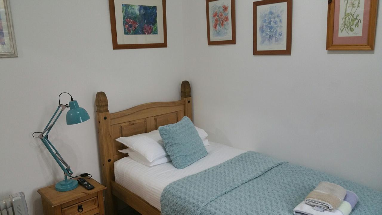Sunset Guest House Hunstanton Buitenkant foto A bedroom at the Old School House