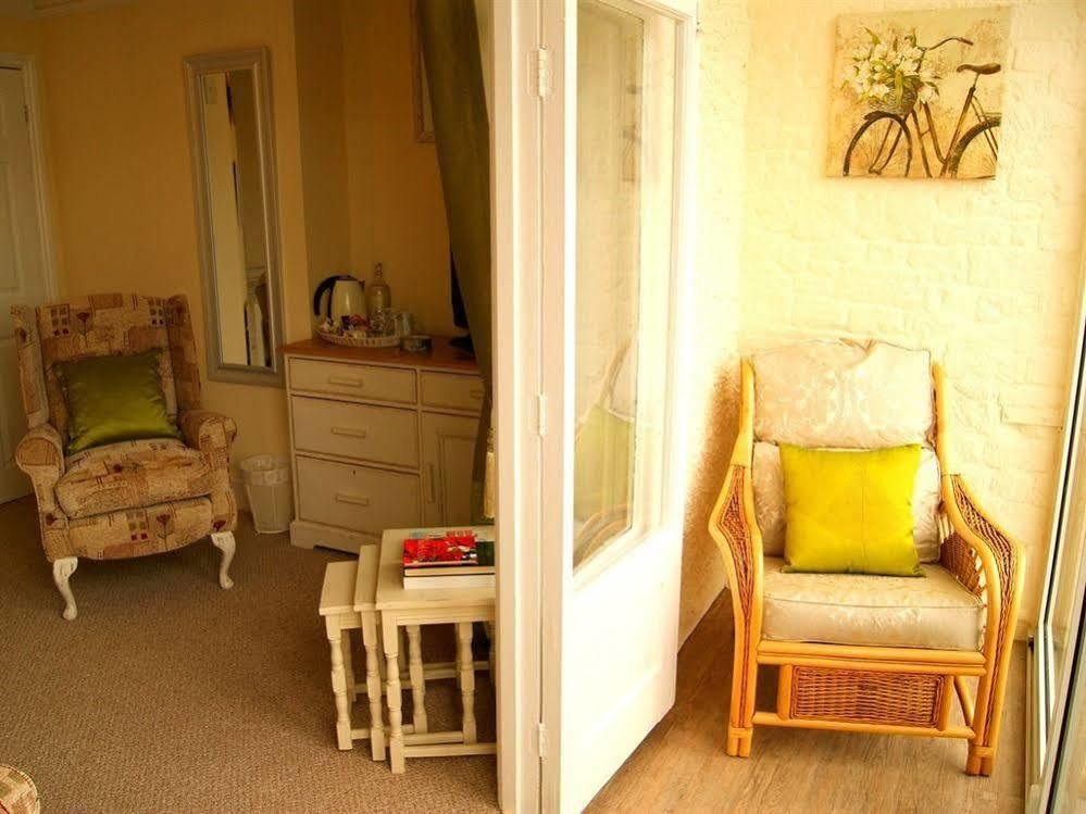 Sunset Guest House Hunstanton Buitenkant foto A typical room at the hostel